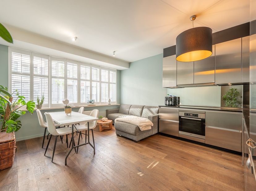 Instapklaar appartement, gebouwd in 2014, waar comfort, lichtinval en een praktische indeling centraal staan. De ruime leefruimte met open keuken geni
