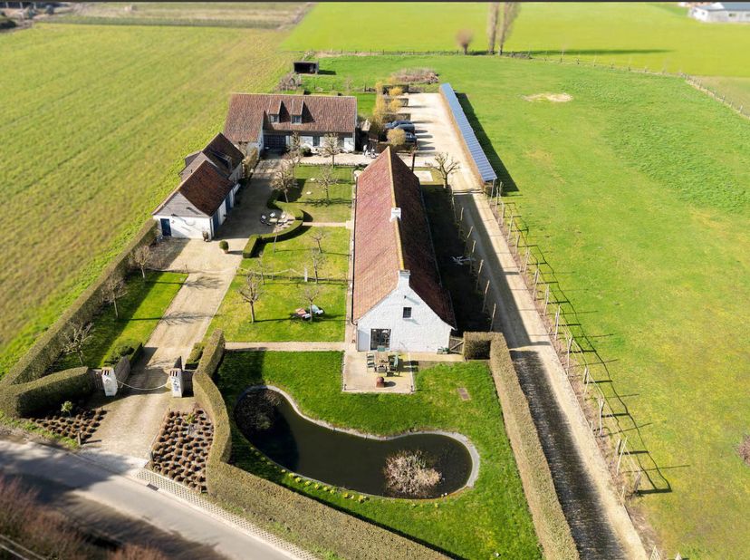 In het landelijke Doomkerke, een deelgemeente van Ruiselede-Wingene, in het brede hinterland tussen Brugge en Gent, vinden we deze voormalige hoeve me