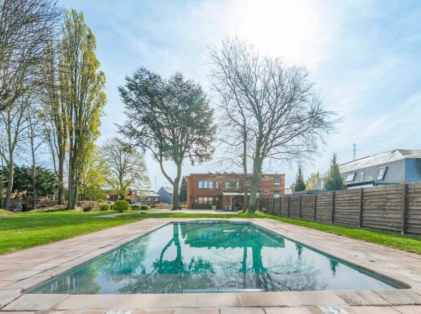 EasyHome a le plaisir de vous présenter cette magnifique maison 3 chambres idéalement situé à Rocourt, proche des axes routiers et de toutes commodité