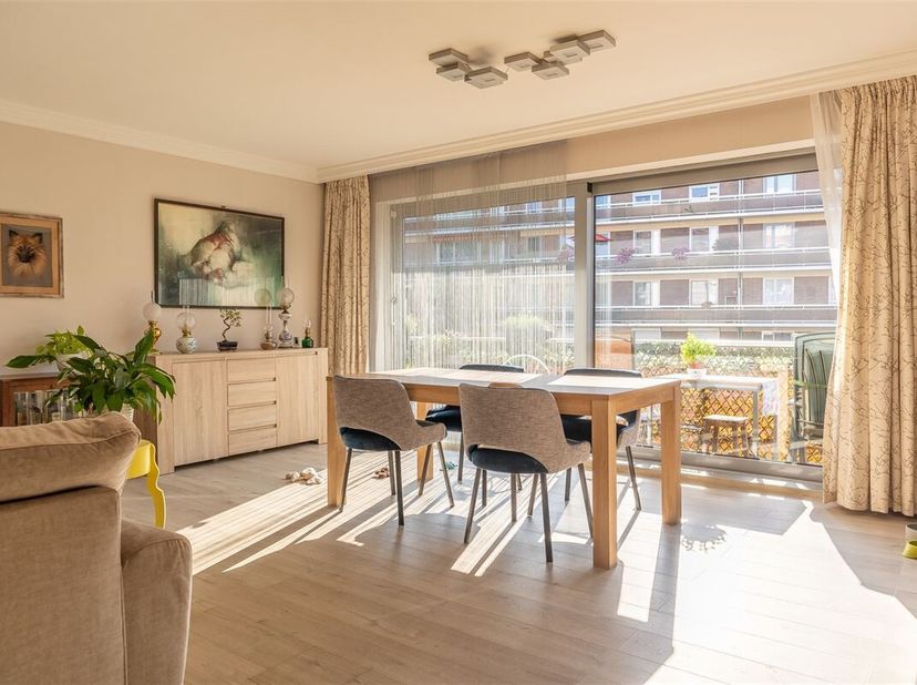 Property One vous propose un charmant appartement trois chambres idéalement situé dans un environnement calme et verdoyant proche de toutes commodités