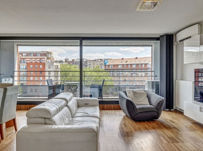 In Molenbeek, Koolmijnenkaai 68, ontdekt u dit appartement met veel lichtinval, gebouwd in 2012, met mooie afwerkingen en een moderne leefomgeving. Ge