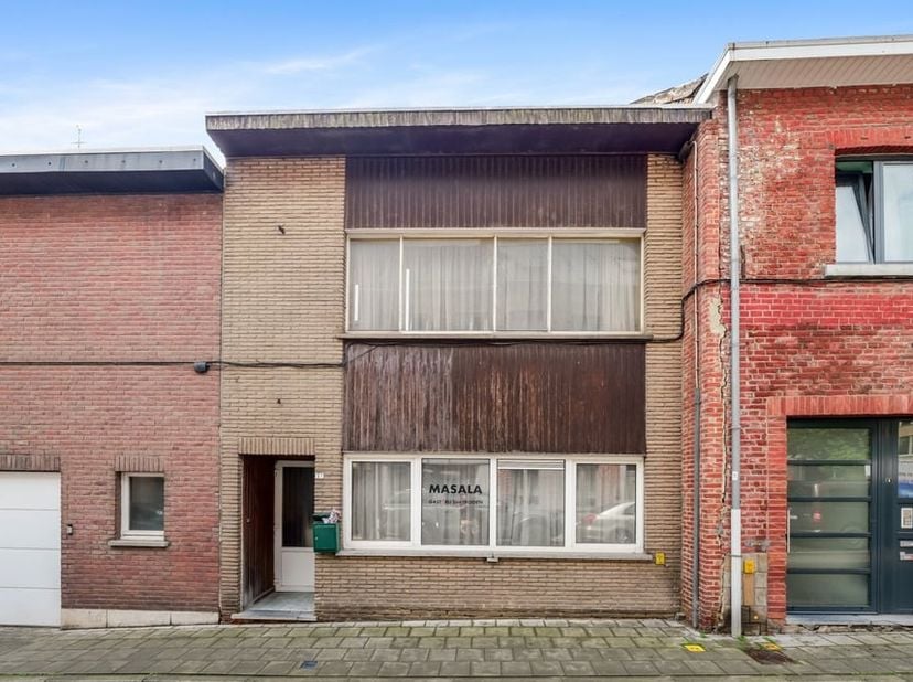 Vlakbij het gezellige stadscentrum van Sint-Truiden kunnen we dit te renoveren pand terugvinden in de Kazernestraat ter hoogte van nummer 2C.<br />
Gr