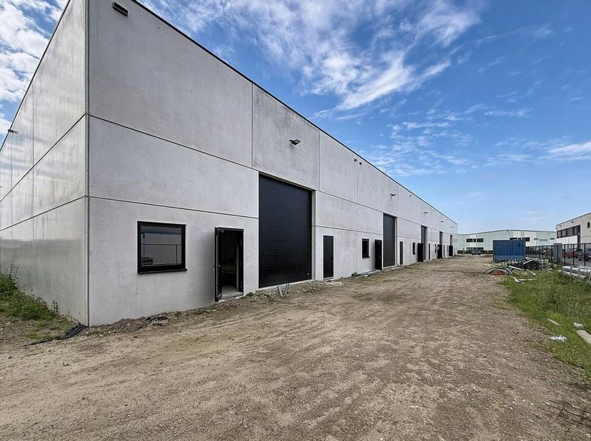 Ce nouveau parc de PME à louer est situé à Evergem, Durmakker 55. Les surfaces disponibles commencent à 406 m² et peuvent être combinées pour atteindr