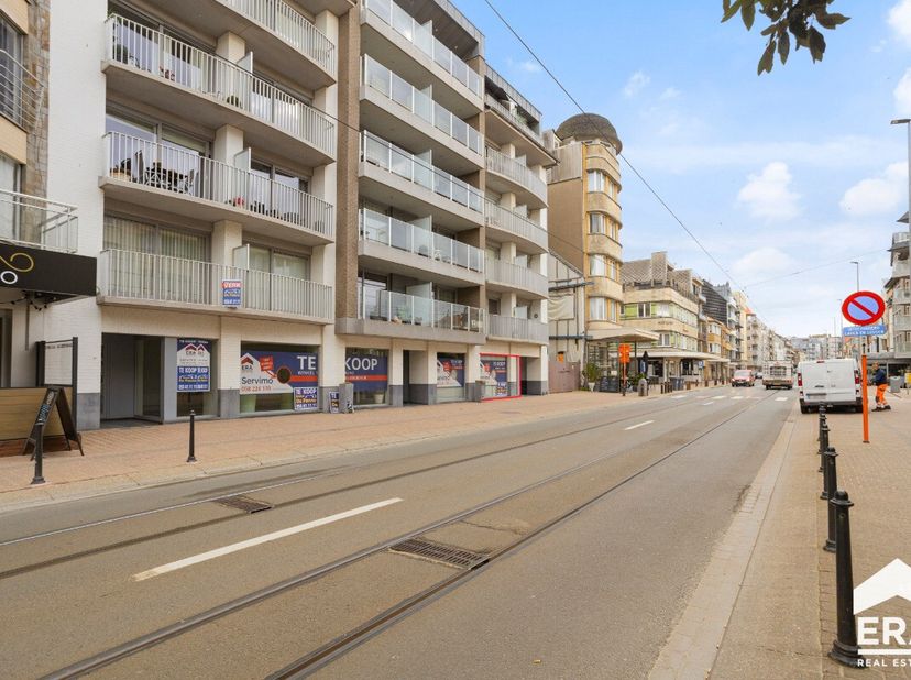 La Panne: Rez-de-chaussée commercial spacieux près du centre: La surface commerciale est située dans la résidence "Akina" récemment construite, à deux
