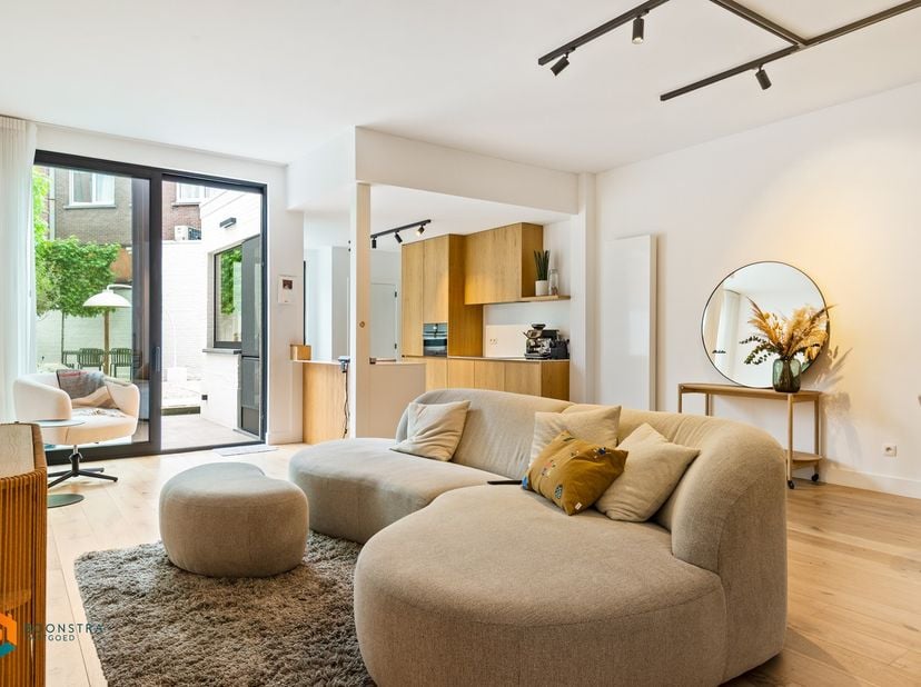 Op een uitstekende, centrale ligging in Mechelen vindt u deze prachtig gerenoveerde woning (2022), die jarenlang met succes werd uitgebaat als sfeervo