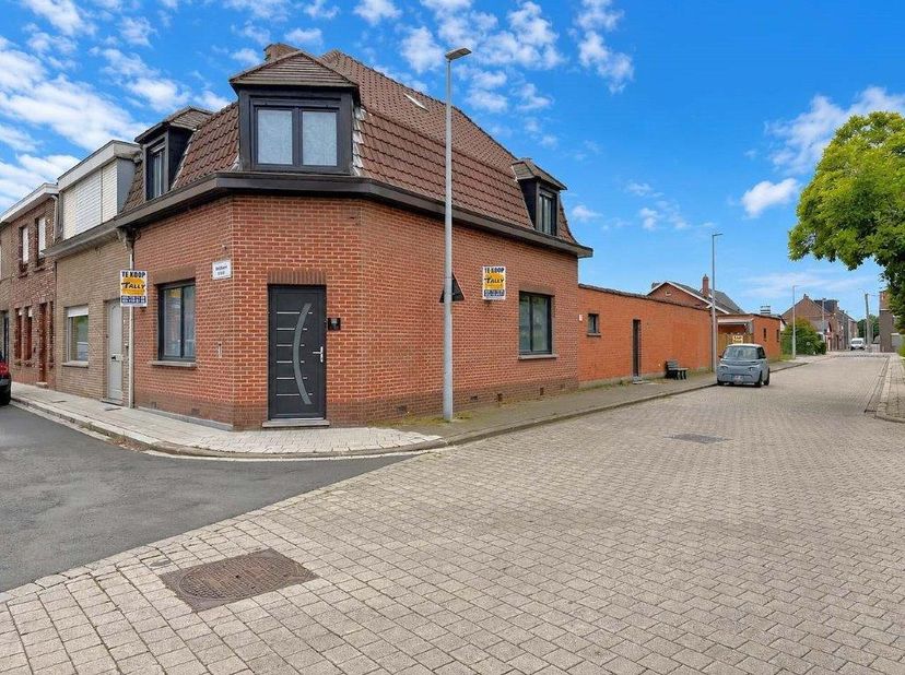 Deze ruime halfopen woning biedt een inkomhal, lichtrijke living, volledig uitgeruste keuken, badkamer en een slaapkamer op het gelijkvloers. Aansluit
