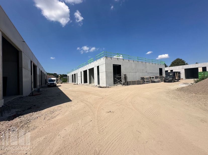 Kwaliteitsvolle nieuwbouw KMO-unit met een oppervlakte van 126 m². De unit maakt deel uit van een nieuw KMO-project "Saros-park" bestaande uit 25 KMO-