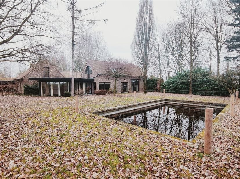 Henro-immo vous propose ce charmant corps de ferme plein de charme, idéalement  situé dans le secteur de DOTTIGNIES<br />
 Le rez-de-chaussée se compo
