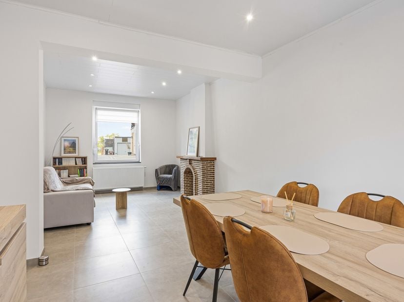 In het rustige Elst, een gehucht van Millen, bevindt zich deze instapklare halfopen gezinswoning. De woning beschikt over 170,72m2 bewoonbare oppervla