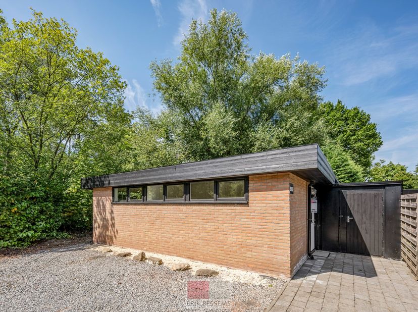 Recent gemoderniseerde bungalow, gelegen op het vakantiepark Sunclass Sonnevijver. Deze instapklare vakantiewoning beschikt over een stijlvolle, nieuw
