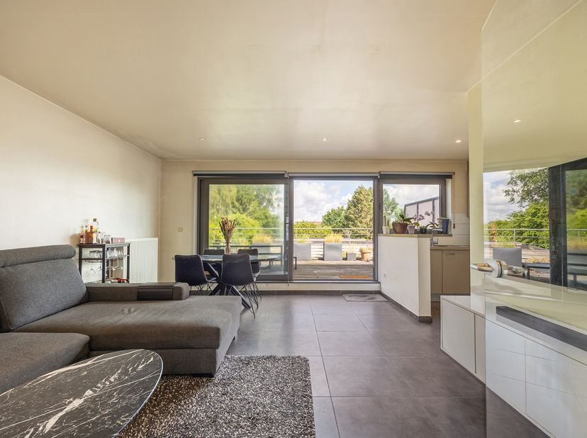 Top gelegen appartement met ruim terras gelegen op de eerste verdieping van een verzorgd en kleinschalig appartementsgebouw met aangename look &amp;amp; f