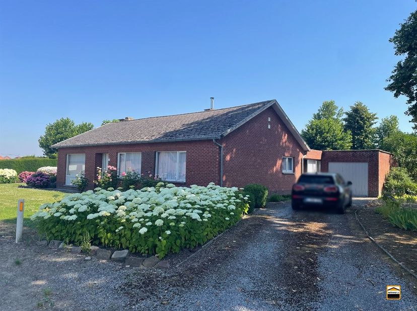 Te renoveren gelijkvloerse woning op een prachtig landelijk perceel van ca. 14 are<br />
Bent u op zoek naar een woning die u volledig naar eigen smaa