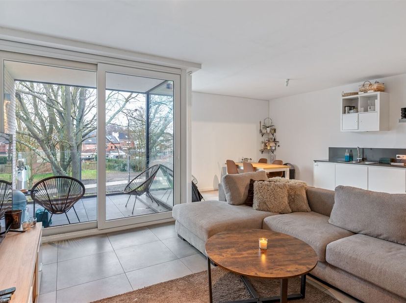Op een vlot bereikbare locatie langs de Boomsesteenweg in Willebroek bevindt zich dit modern appartement, gelegen op de tweede verdieping van een verz