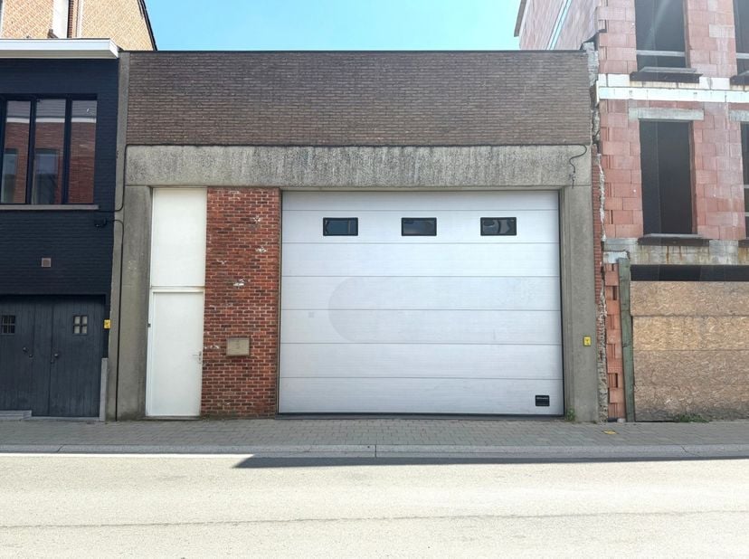 Opslagruimte/magazijn te huur in het centrum van Herentals.<br />
Opslagruimte/magazijn met een grote automatische sectionale poort en een aparte inko