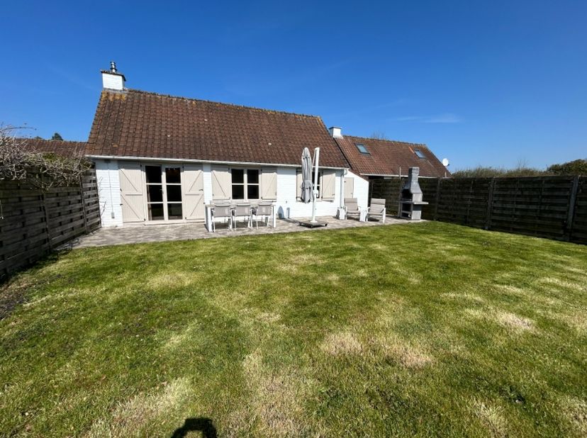 Vakantiehuis met drie slaapkamers in een oase van rust aan de rand van de Polders en het natuurreservaat WESTHOEK en op 3 km van de zee. Het vissershu