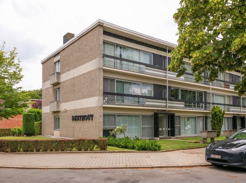 Op te frissen 2 slaapkamer appartement in een rustige wijk.<br />
Het is zéér aangenaam en rustig wonen in de Buizegem wijk. Vlakbij invalswegen, scho