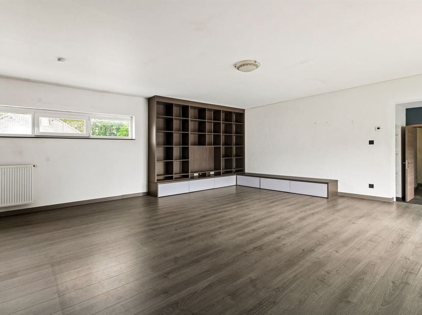 Logement spacieux (6slpk) avec de nombreuses possibilités<br />
Il s'agit d'une propriété polyvalente et spacieuse offrant de nombreuses possibilités,