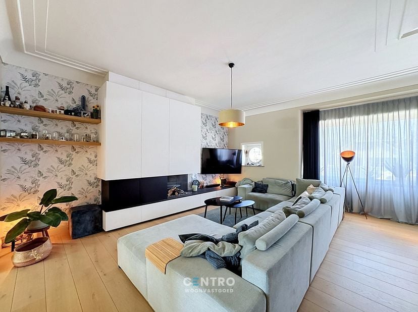 Exclusieve karakterwoning, gerenoveerd met respect voor authentieke elementen, met 5 slaapkamers, praktijkruimte, garage, zwembad én poolhouse te Liss