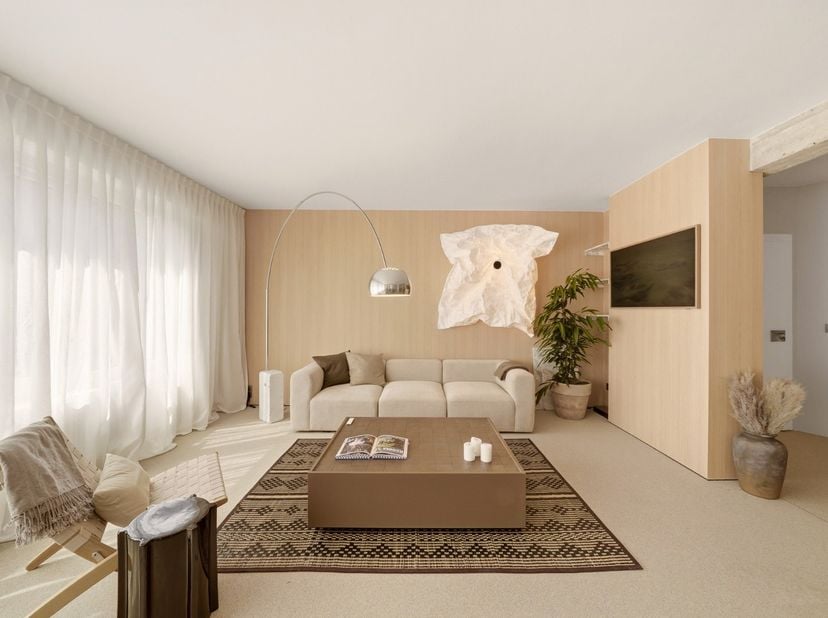 Dans un emplacement exceptionnellement central à Ostende, se trouve cet appartement spacieux et élégamment rénové (2026), où l'architecture intérieure