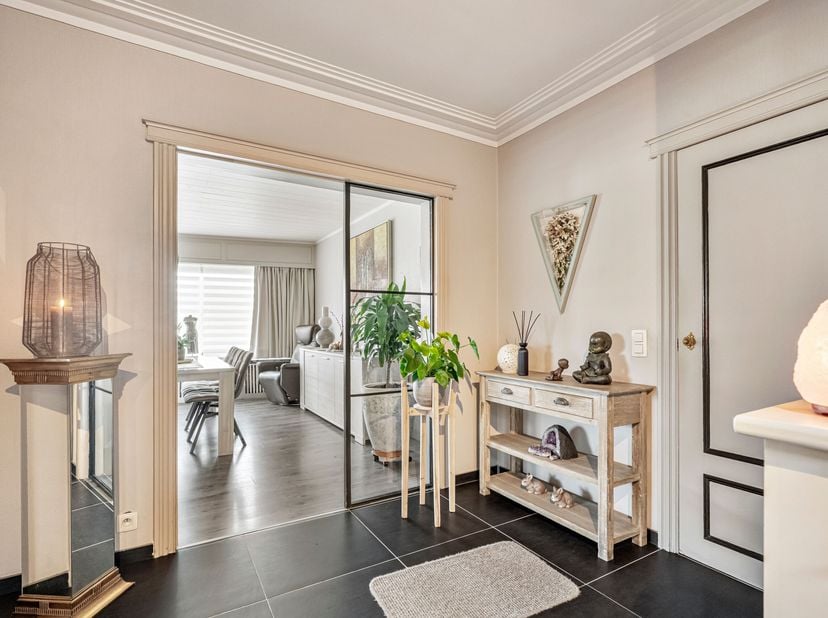 Instapklaar appartement te koop in Marke<br />
Je betreedt het appartement via de ruime inkomhal met gastentoilet en komt vervolgens in de lichtrijke