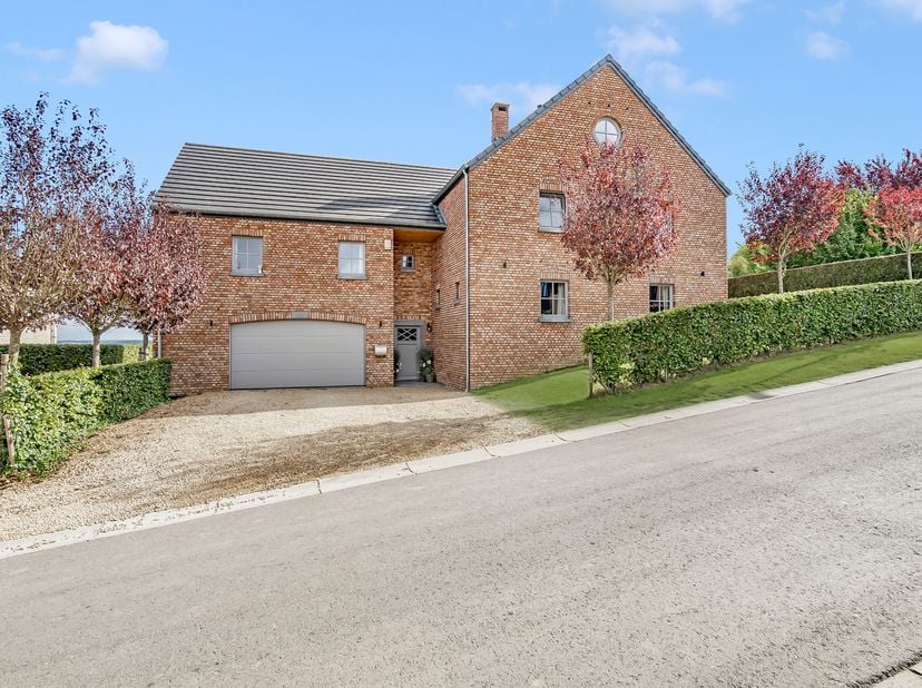 Easyhome heeft het genoegen u dit uitzonderlijke pand aan te bieden, gebouwd op een perceel van meer dan 23 are, ideaal gelegen in een van de meest ge