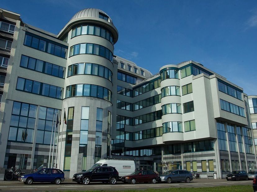 418,70m² instapklare kantoorruimte op 6e verdieping (uitbreidbaar tot 1.176,55m²)<br />
Ligging: aan de ring rond Mechelen; op wandelafstand van centr