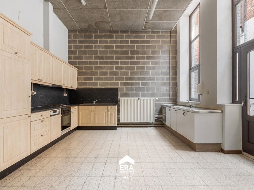 Gelegen in het bruisende centrum van Maaseik biedt dit karaktervolle pand een unieke kans voor wie op zoek is naar een renovatieproject met tal van mo