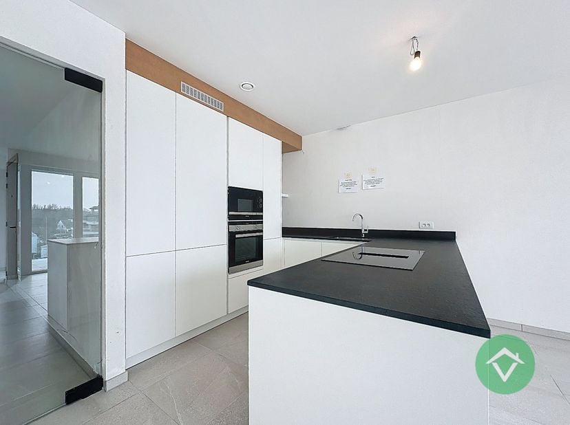 Wonen waar anderen op vakantie komen? Dit stijlvolle duplexappartement in residentie Hélène-Charlotte biedt het beste van twee werelden: rust, ruimte