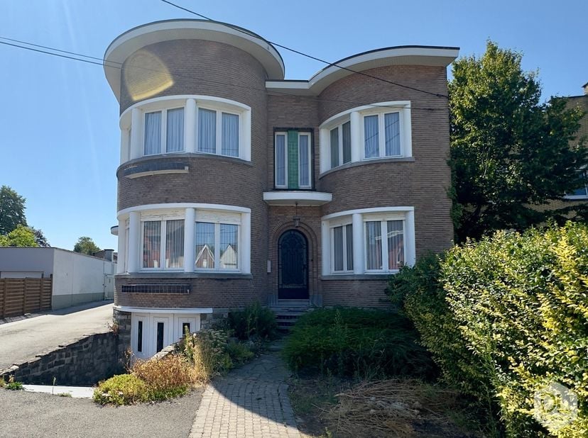 Au rez-de-chaussée : un vaste hall d’entrée agrémenté d’un bel escalier apparent, un espace bureau situé en façade, un WC séparé avec lave-mains ainsi