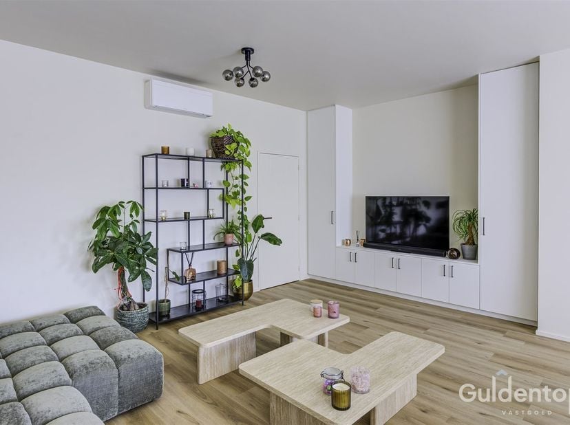 Bienvenue dans ce bel appartement meublé de façon moderne à Wilrijk ! Cet espace de vie confortable de 86m² offre tout ce dont vous avez besoin pour u