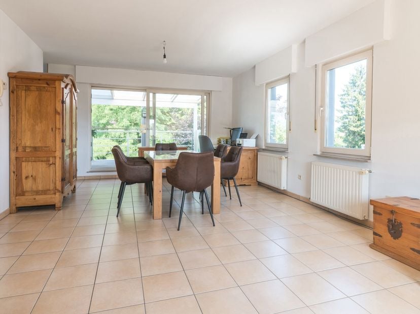 Huurprijs: € 800 + € 50 kosten/maand<br />
Dit verzorgde appartement biedt een aangename combinatie van ruimte, comfort en een praktische indeling. Ge