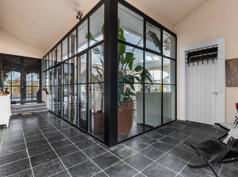 Lumière, espace et confort sont le fil conducteur de la villa. Grâce aux baies vitrées, l'espace de vie spacieux s'intègre parfaitement à la terrasse