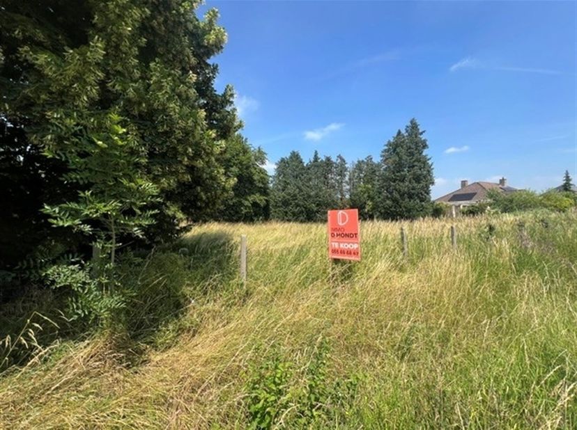 Te renoveren woning in Ronse.<br />
<br />
Indeling :<br />
living, keukenruimte, 3 slaapkamers, badkamerruimte en zolder. <br />
De woning is vol