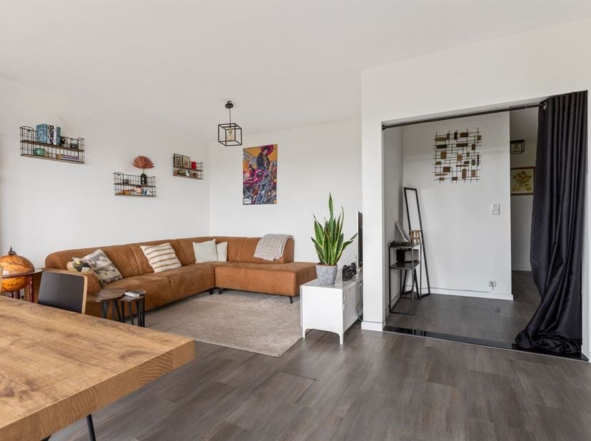 Dit instapklare appartement combineert een panoramisch zicht met hedendaags wooncomfort. Dankzij de ligging op de 13e verdieping geniet je elke dag va