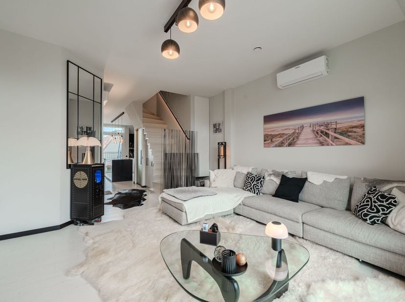 Welkom in dit uitzonderlijk afgewerkte duplex appartement op een absolute toplocatie in de gegeerde Paul De Smet Naeyerstraat in Middelkerke. Gelegen