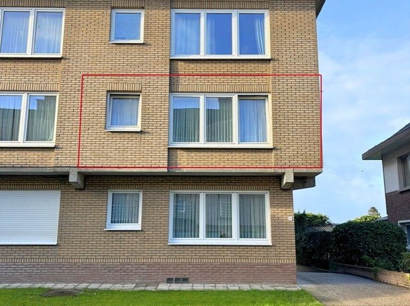 Immo Groot Leeuw présente cet appartement, situé dans une rue calme, qui offre une combinaison idéale de confort et d'emplacement pratique. Avec un ex
