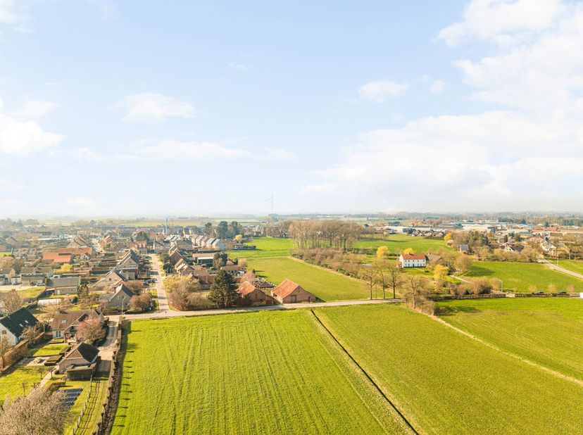 Te midden van een prachtig landelijke omgeving bevindt zich deze authentieke hoeve met bijhorende schuur op een perceel van +/- 2.340  m².<br />
Een u