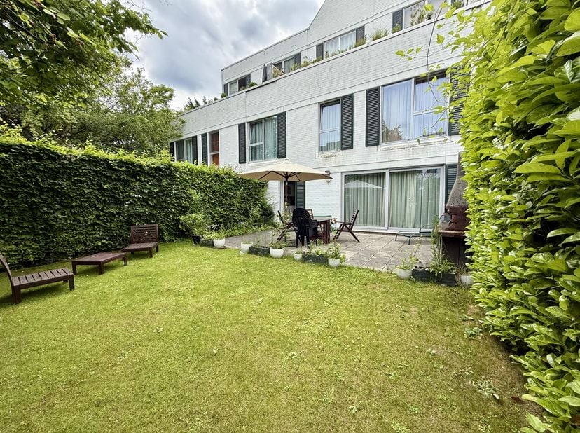 Prachtig, één gevel duplex van ±123 m², in het gesloten wooncomplex Eoliennes, Woluwe-St-Lambert, omgeven door tuinen en groen. Recentelijk opgefrist,