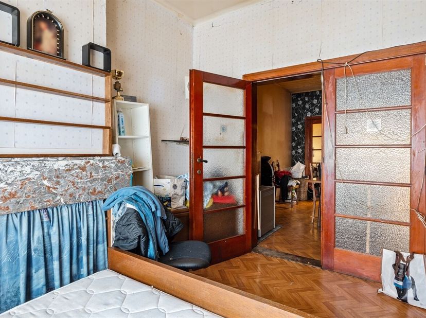 Te renoveren huis opgedeeld in 3 ruime appartementen op centrale locatie in Hoboken<br />
Ligging:<br />
Dit veelzijdige pand is gelegen aan de Berken