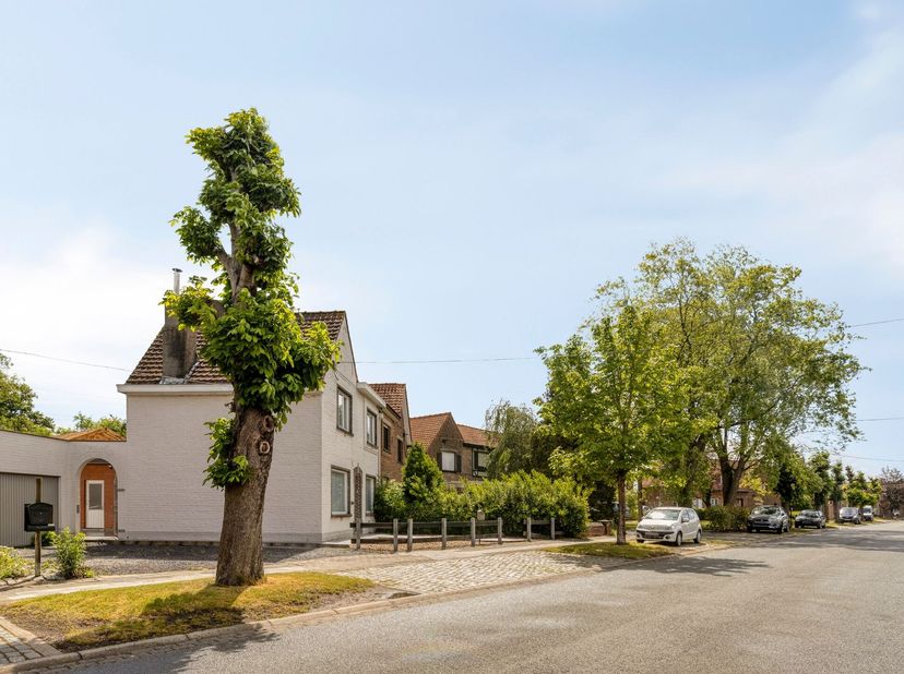 Woning met grote tuin (939m² grond), in rustige buurt en toch vlot bereikbaar. De woning heeft beneden een living, goed ingerichte eetkeuken, berging/