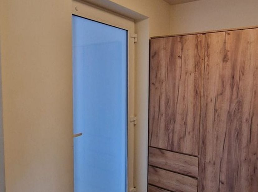 In een rustige en aangename omgeving bevindt zich deze ruime assistentieflat/appartement van 86,87 m², ideaal voor senioren die comfortabel en zelfsta