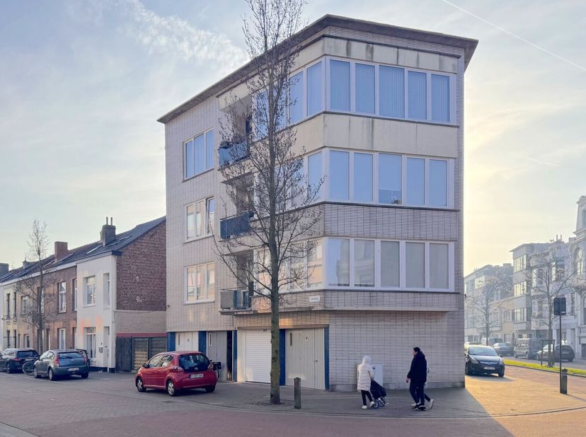 garage gelegen in gebouw op de hoek van de Leffingestraat en de Eendrachtstraat geschikt voor kleine wagen, fietsen, bromfiets of berging/stapelplaats
