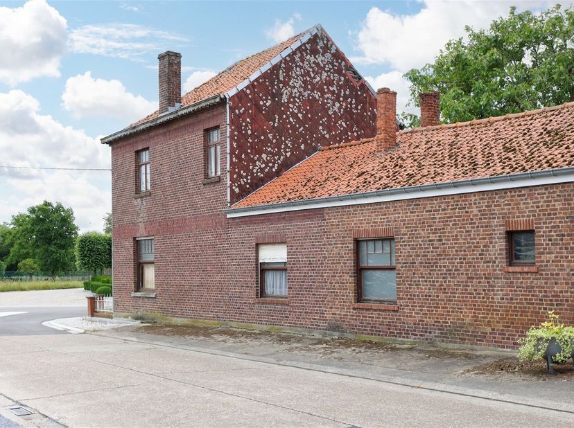 Uniek renovatieproject met karakter - voormalig café met woonst met tal van mogelijkheden op gunstige locatie<br />
<br />
Omgeving:<br />
+ Gunsti