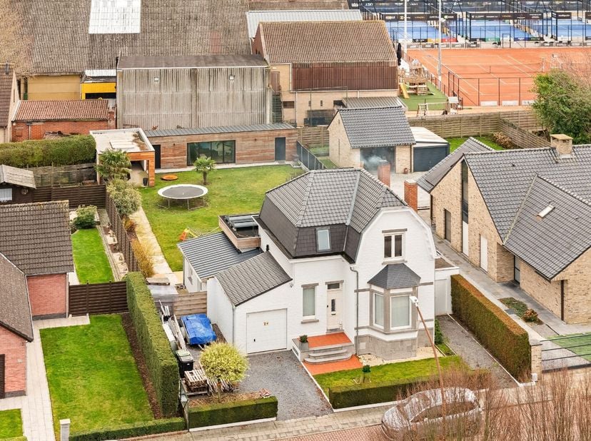 Charmante alleenstaande woning op een prachtig zuidgericht perceel van 771m².<br />
Bij het binnenkomen word je verwelkomd in een gezellige inkomhal d