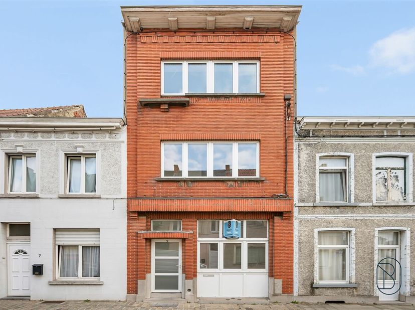 Deze charmante, volledig gerenoveerde woning is ideaal gelegen in het hart van het stadscentrum en zal u zeker bekoren met zijn comfort en toplocatie.
