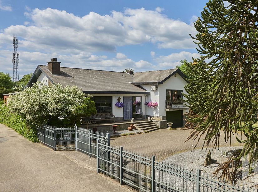 Instapklare, landelijke woning (216 m²) met een gezellige leefruimte, 3 slaapkamers en een badkamer met bad en douche.<br />
Gelijkvloers beschikt de