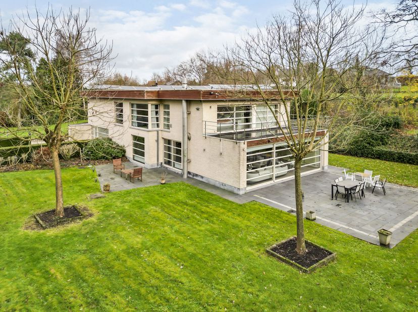 Onbeschrijfelijk hoe mooi deze parel is en op wat voor een locatie hij zich bevindt, je moet het zelf gezien hebben! Niet aarzelen, boek snel je afspr