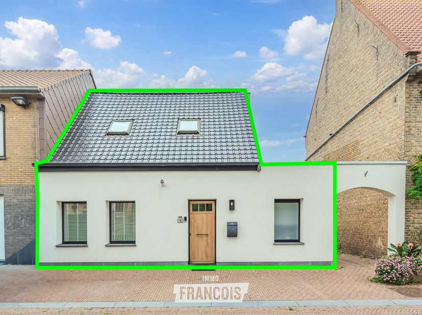 Deze prachtig afgewerkte halfopen woning is gelegen in de rustige deelgemeente Schore, nabij Middelkerke, Nieuwpoort en Diksmuide. De woning combineer