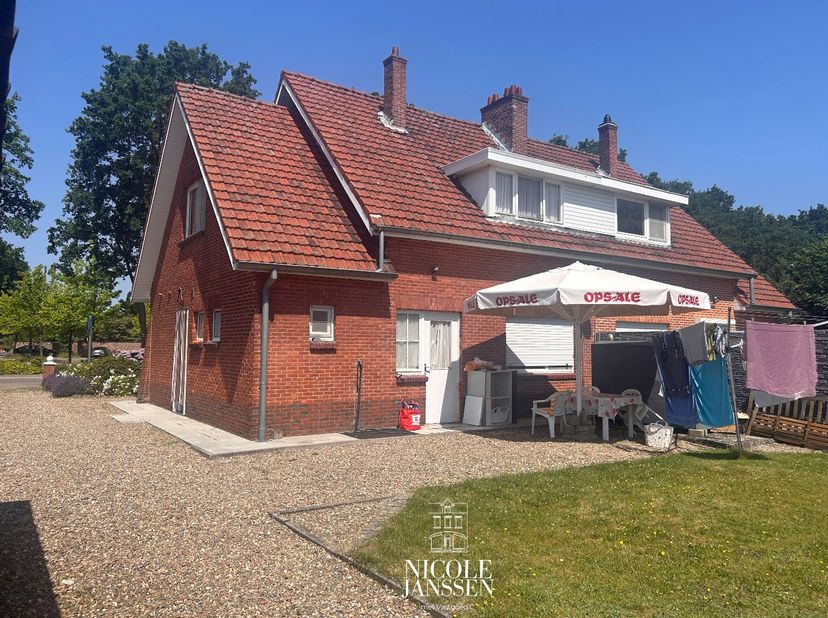 Deze te renoveren halfvrijstaande woning is een ideaal project voor wie zelf erg handig is en zich dit praktisch ingedeelde huis kan omtoveren tot een
