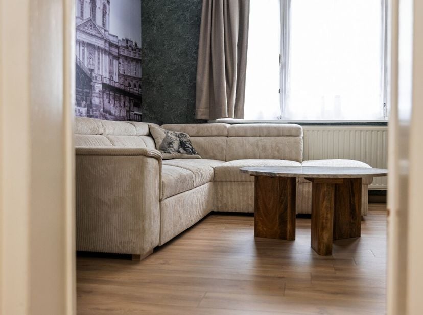 De Panne: Gerenoveerd 2-slaapkamerappartement in Residentie Charme, op enkele stappen van zee! Dit gelijkvloerse appartement bevindt zich in de kleins